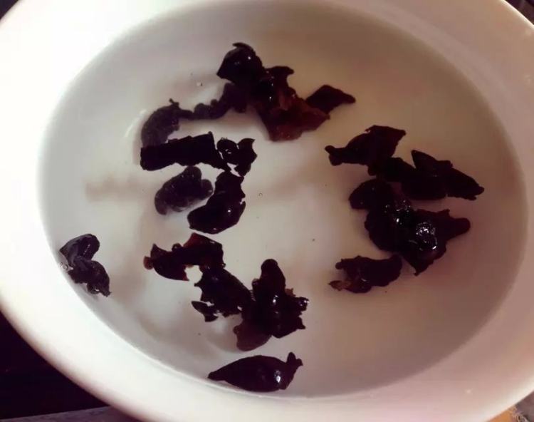 黑木耳炒三丁步骤1