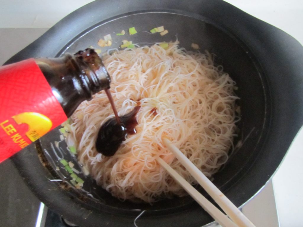 五彩虾仁粉丝煲步骤12
