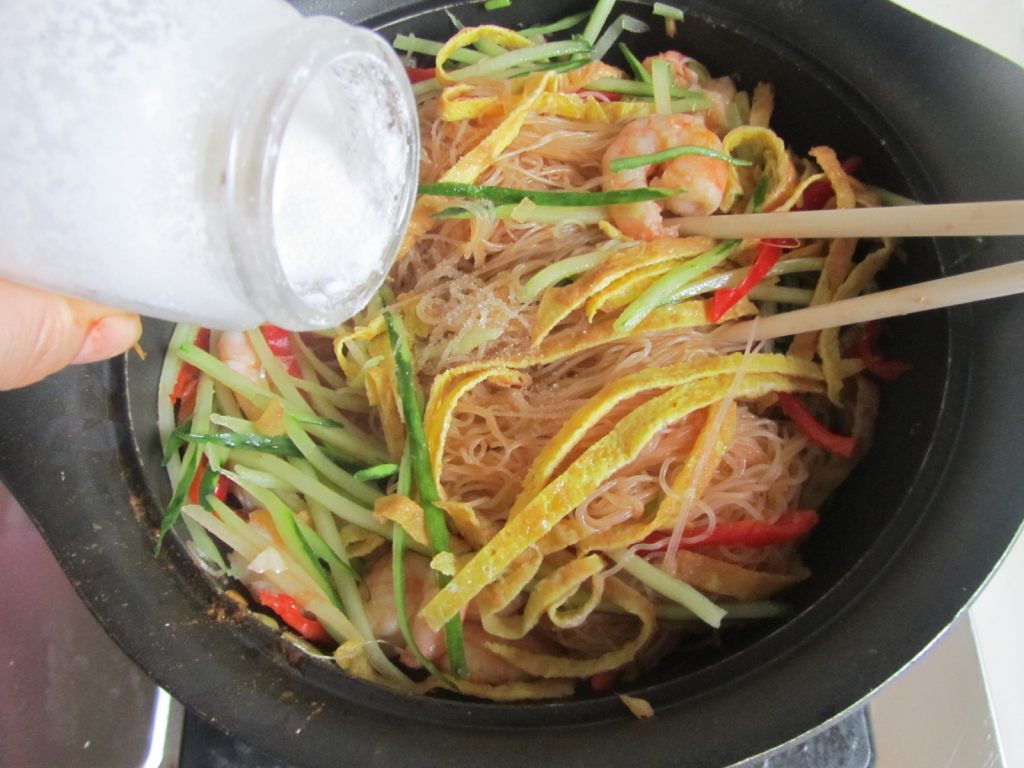 五彩虾仁粉丝煲步骤15