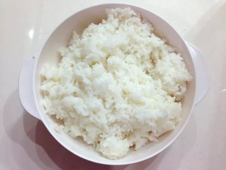【儿童美食】家常炒饭步骤1