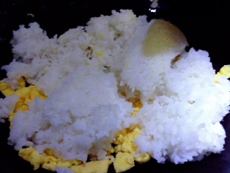 【儿童美食】家常炒饭步骤9