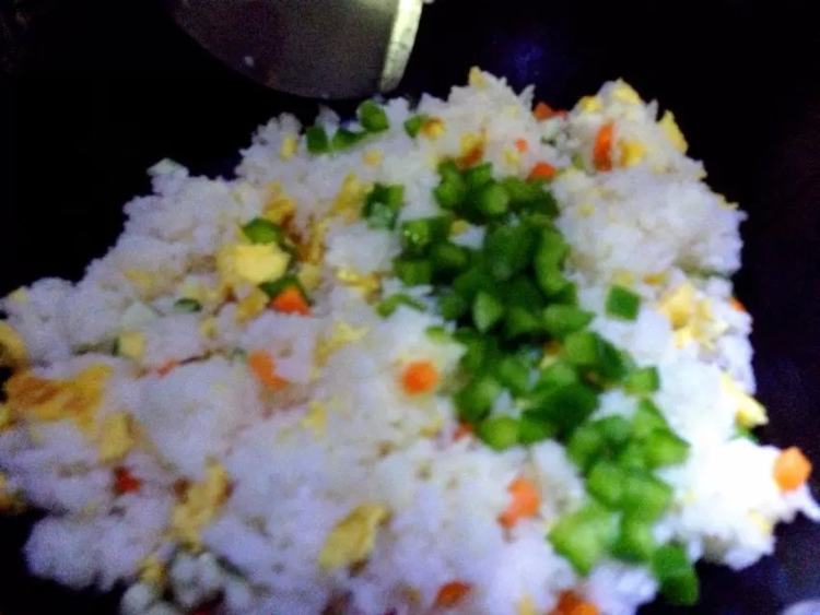 【儿童美食】家常炒饭步骤11
