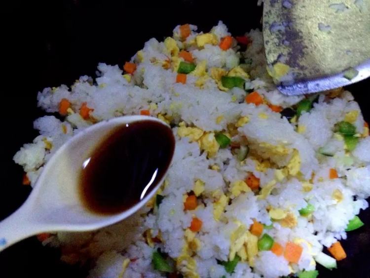 【儿童美食】家常炒饭步骤12