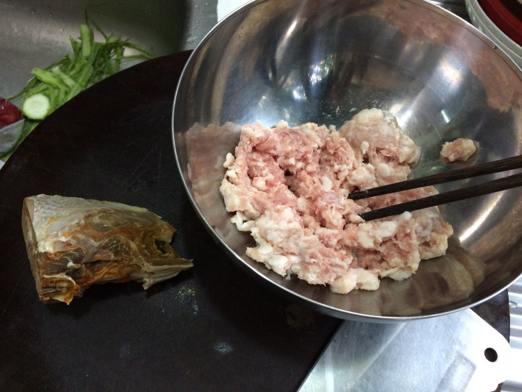 咸鱼蒸肉饼步骤1