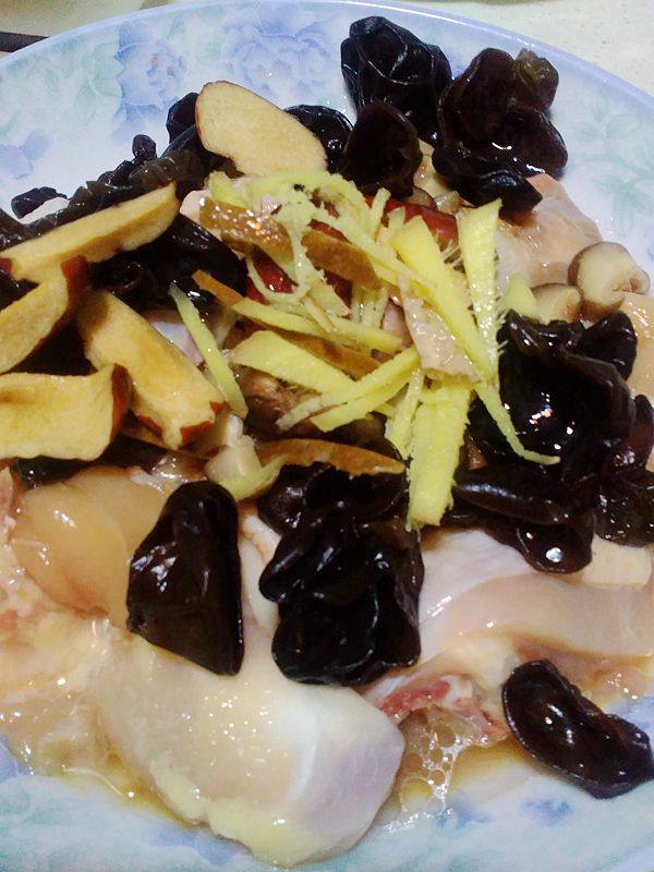 香菇木耳蒸鸡步骤4