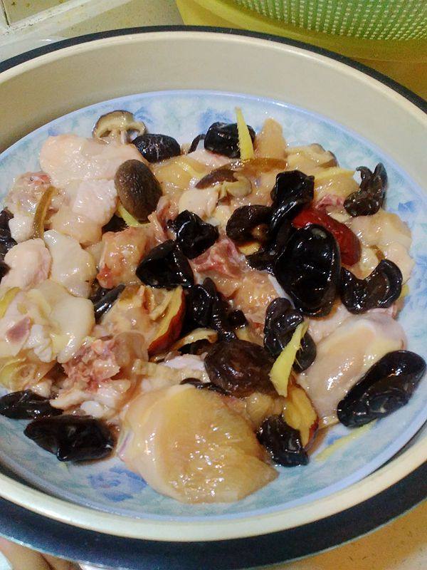 香菇木耳蒸鸡步骤5