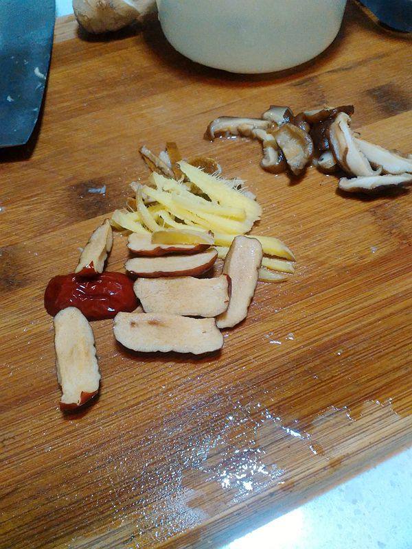 香菇木耳蒸鸡步骤2