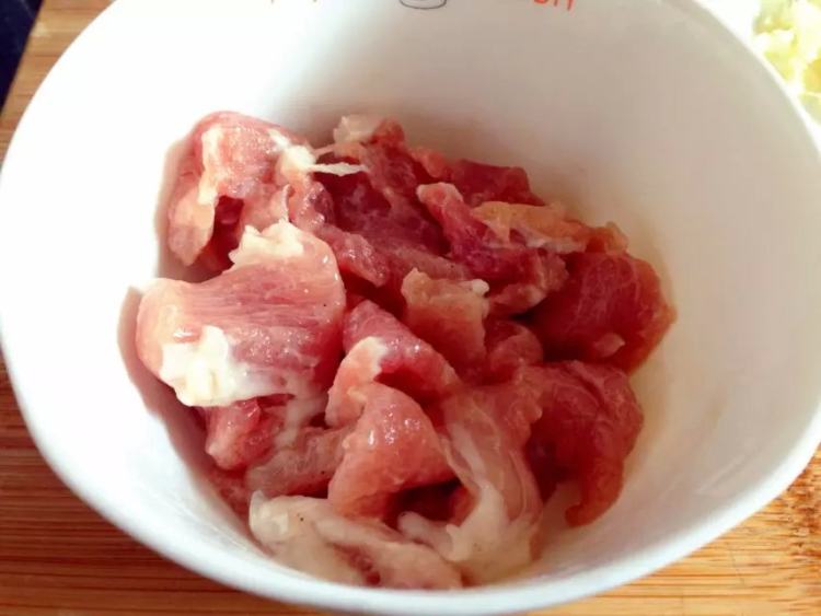 【儿童美食】肉片炒土步骤1