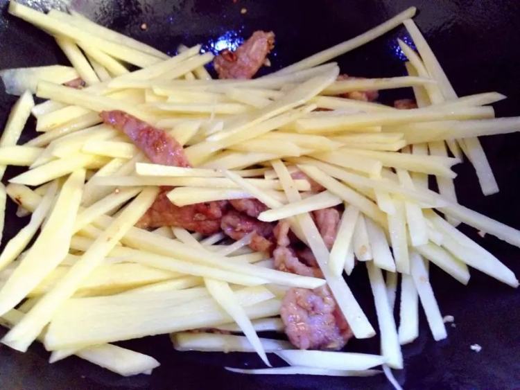 【儿童美食】肉片炒土步骤9