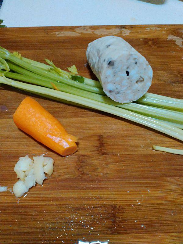 肉饼条炒芹菜步骤1