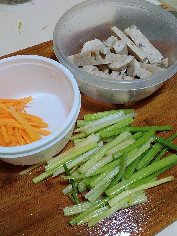肉饼条炒芹菜步骤2