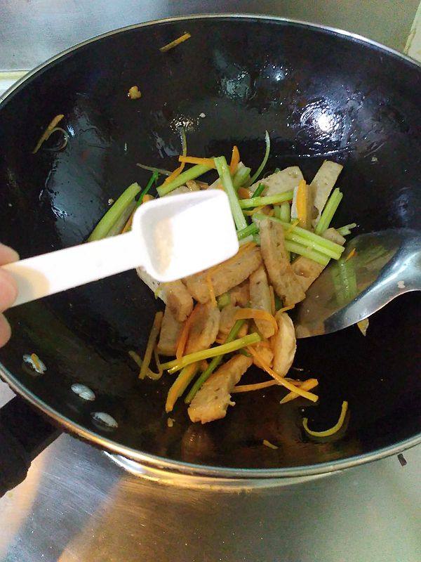 肉饼条炒芹菜步骤6