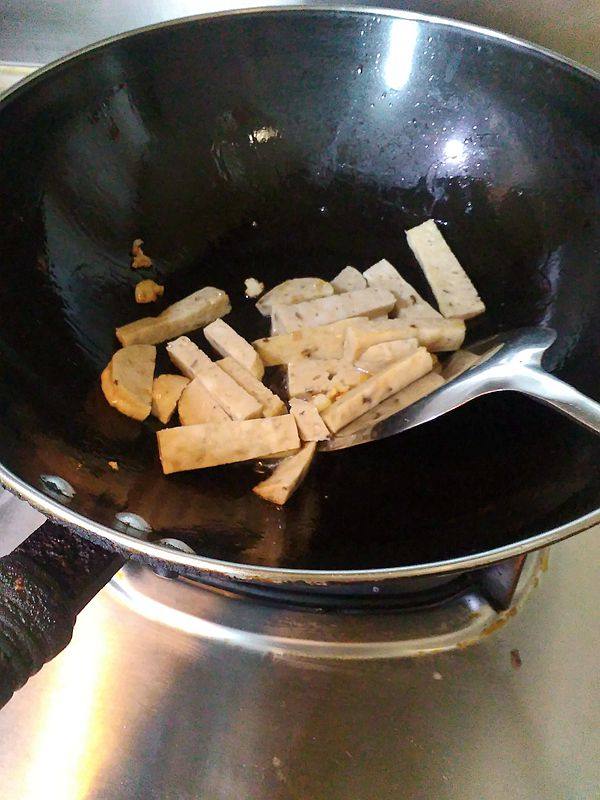肉饼条炒芹菜步骤3