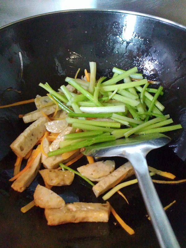 肉饼条炒芹菜步骤5