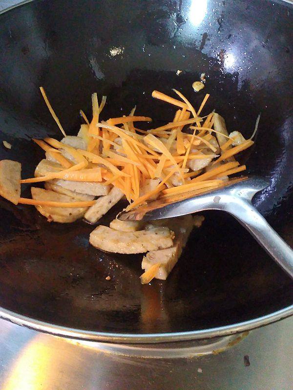 肉饼条炒芹菜步骤4