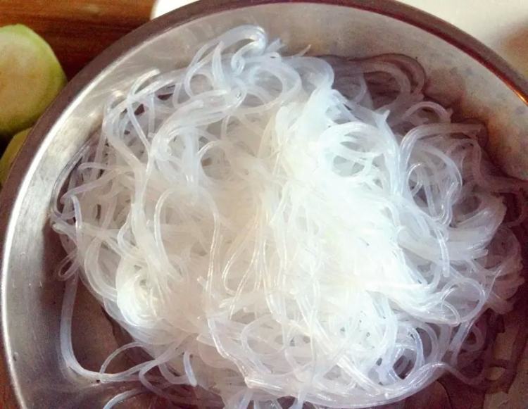 蒜蓉丝瓜蒸虾步骤1