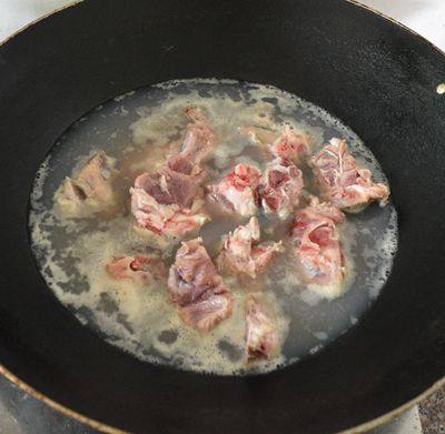 章鱼干淡菜骨头汤步骤2