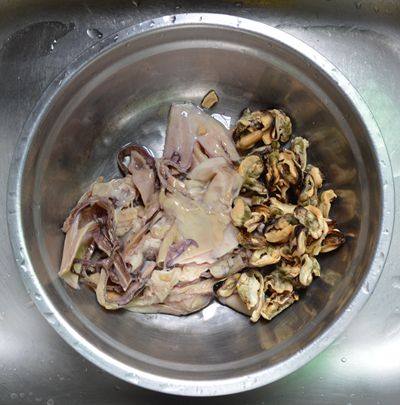 章鱼干淡菜骨头汤步骤3