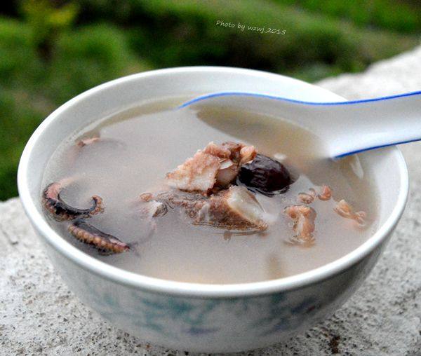 章鱼干淡菜骨头汤步骤6