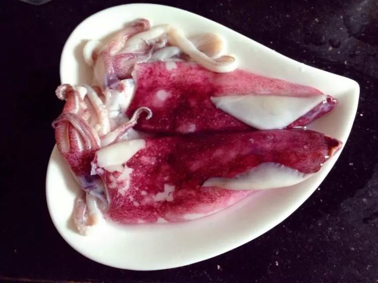 蒜蓉粉丝蒸鲜鱿步骤2