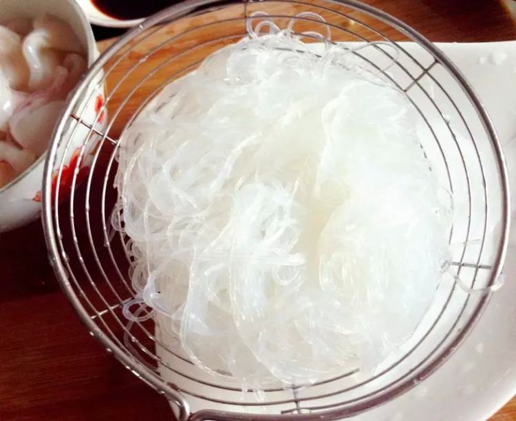 蒜蓉粉丝蒸鲜鱿步骤1