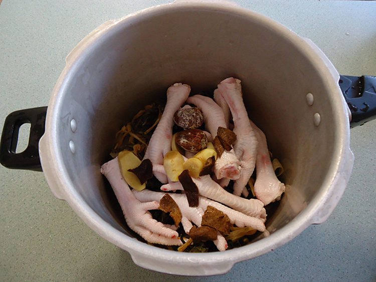 陈皮蜜枣煲菜干汤步骤5