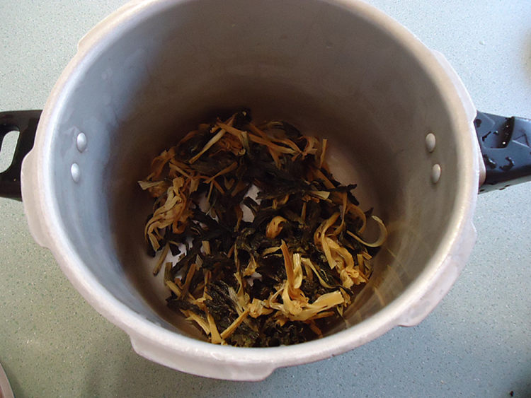 陈皮蜜枣煲菜干汤步骤3