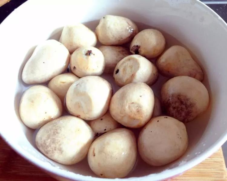 肉丝炒草菇步骤2