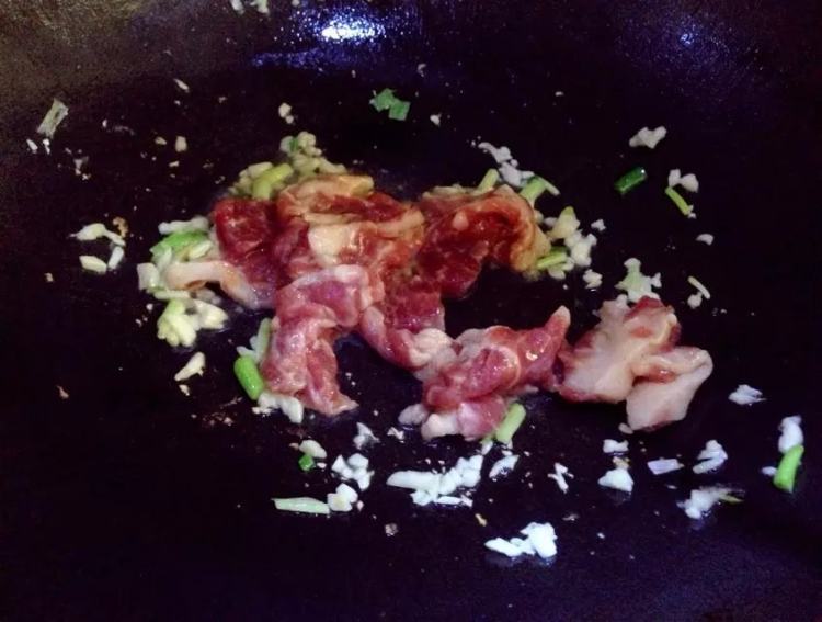 肉丝炒草菇步骤6