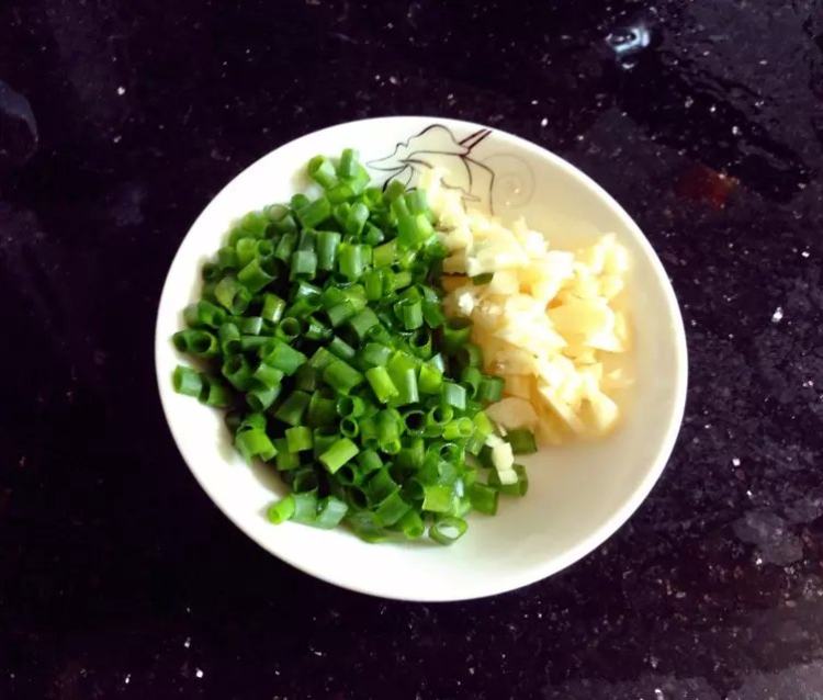 肉丝炒草菇步骤4