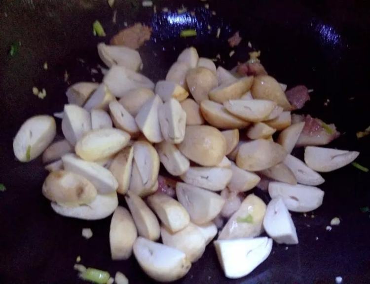 肉丝炒草菇步骤7