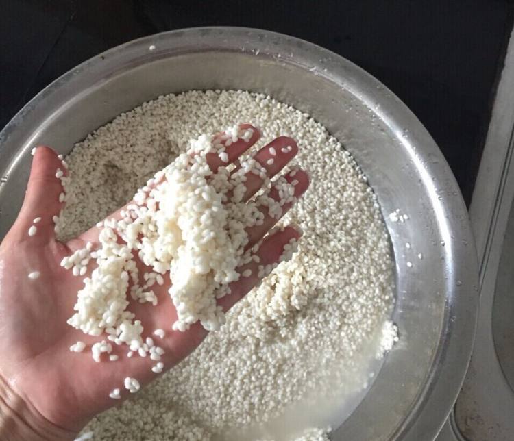 咸蛋黄珍珠糯米丸子步骤1