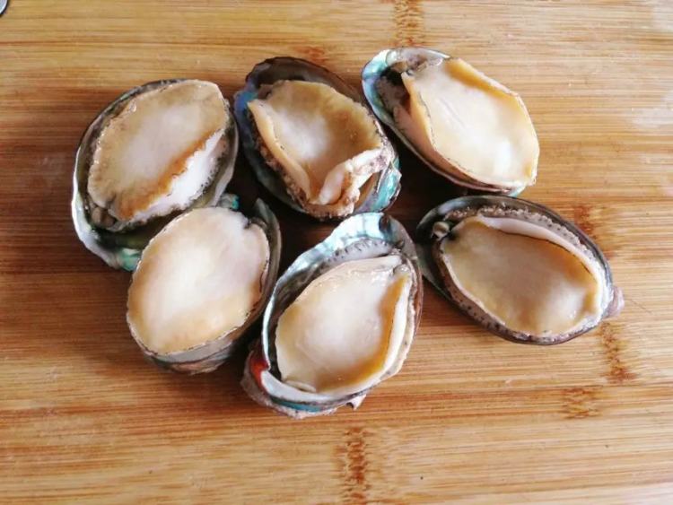 蒜蓉粉丝蒸鲍鱼步骤3