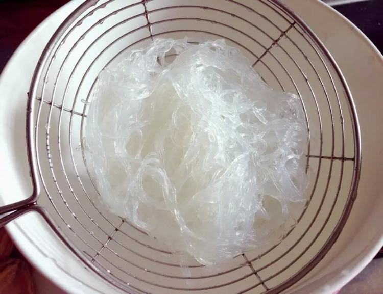 蒜蓉粉丝蒸鲍鱼步骤2