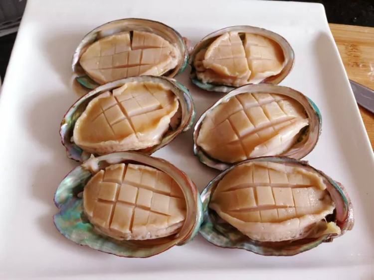 蒜蓉粉丝蒸鲍鱼步骤8