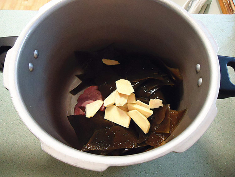 冻豆腐煲海带汤步骤5