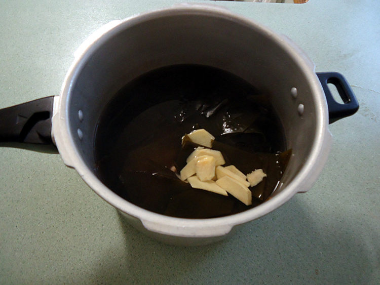 冻豆腐煲海带汤步骤6