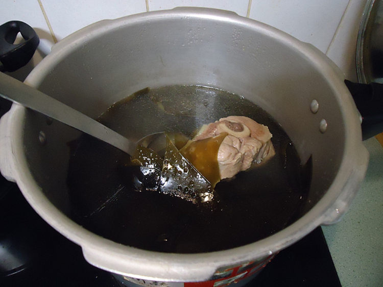 冻豆腐煲海带汤步骤8