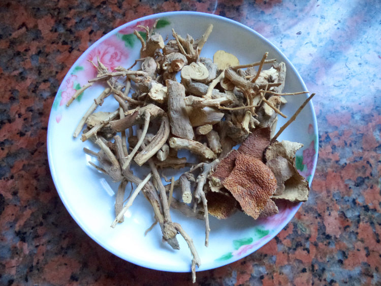 地骨皮猪骨汤步骤1