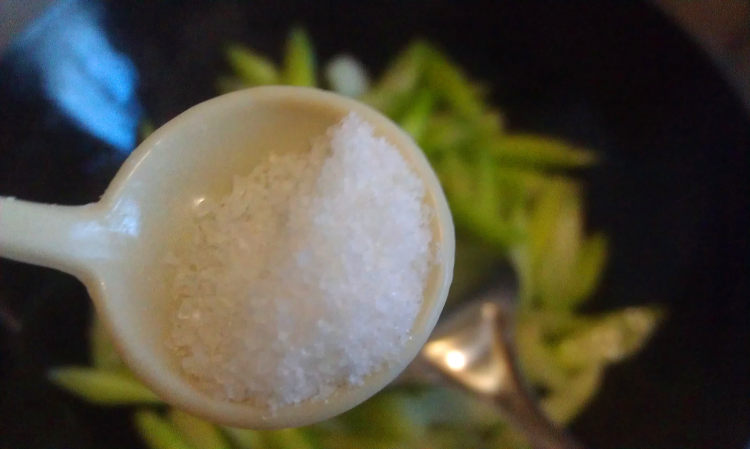 菜远炒腊肠步骤5