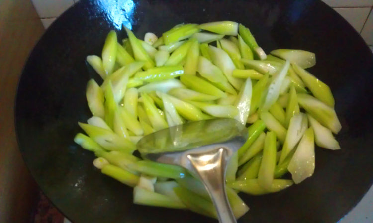 菜远炒腊肠步骤4