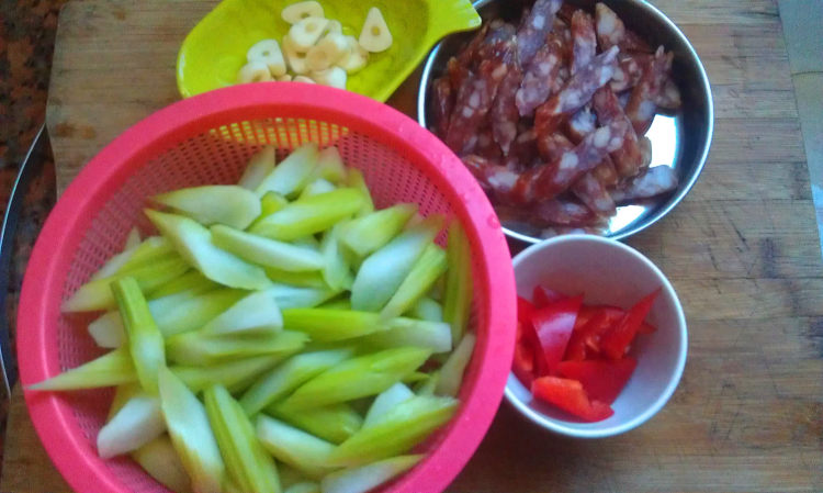 菜远炒腊肠步骤1