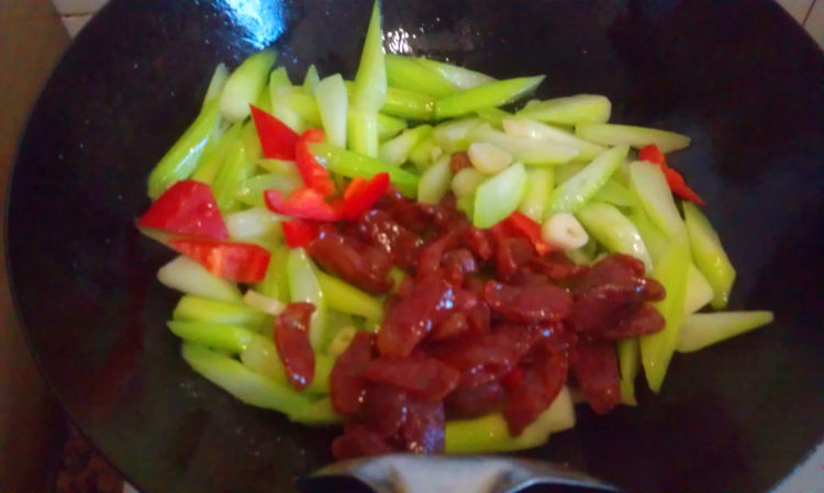 菜远炒腊肠步骤6