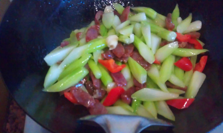 菜远炒腊肠步骤8