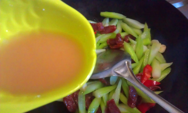 菜远炒腊肠步骤7