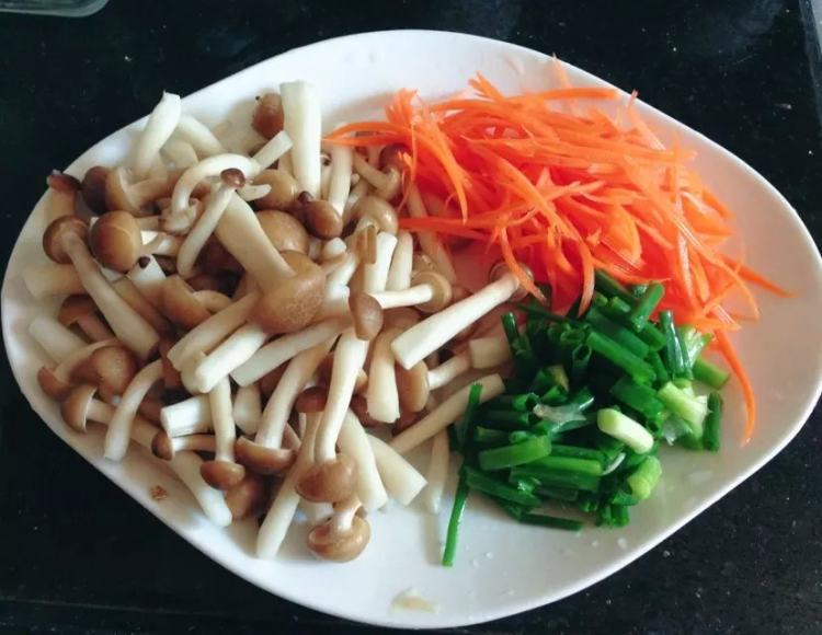 肉丝蟹味菇步骤5