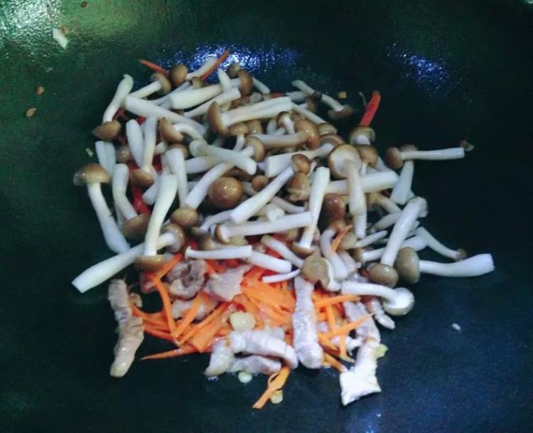 肉丝蟹味菇步骤10
