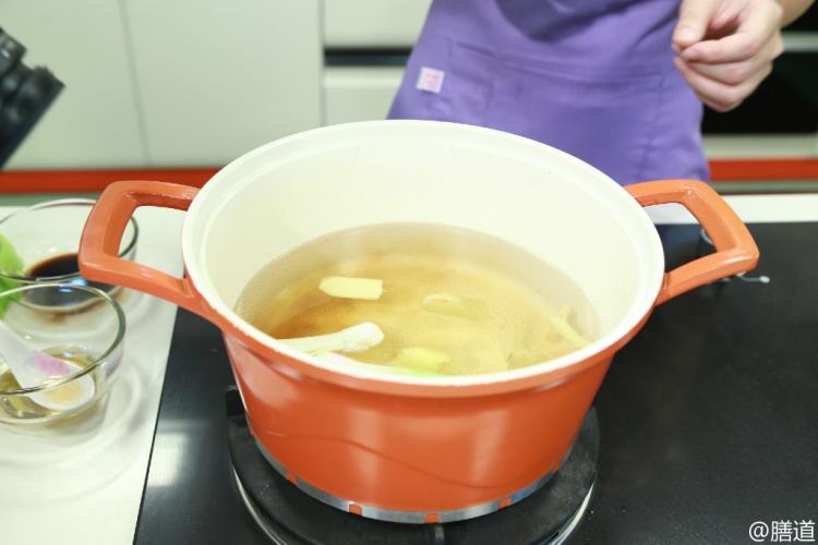 砂锅蒜子鳝鱼步骤2