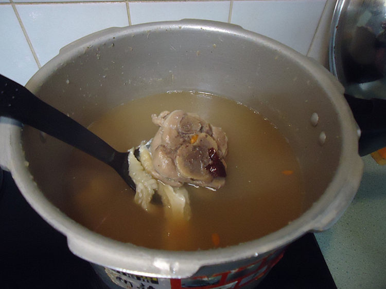 鱼翅煲猪骨汤步骤10