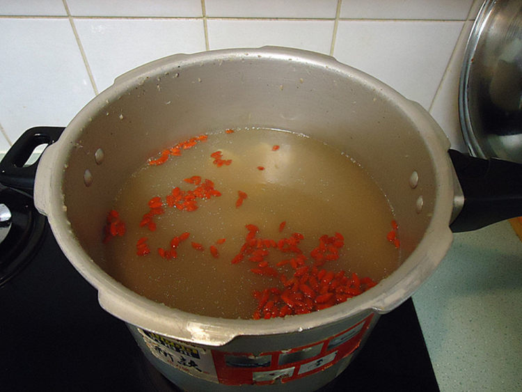 鱼翅煲猪骨汤步骤9